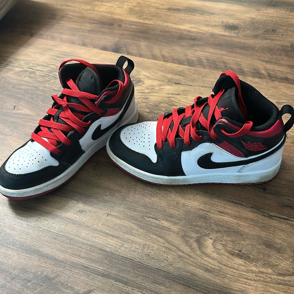 Nike Jordan 1 Mid Little Kids' Sneakers White Red Black | 1Y